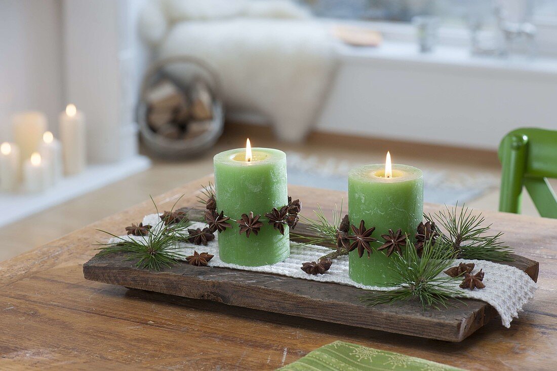 Kleine Adventsdeko : grüne Kerzen mit Girlanden aus Sternanis