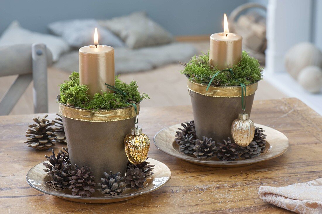 Weihnachtliche Tischdeko : goldene Kerzen in Toepfen