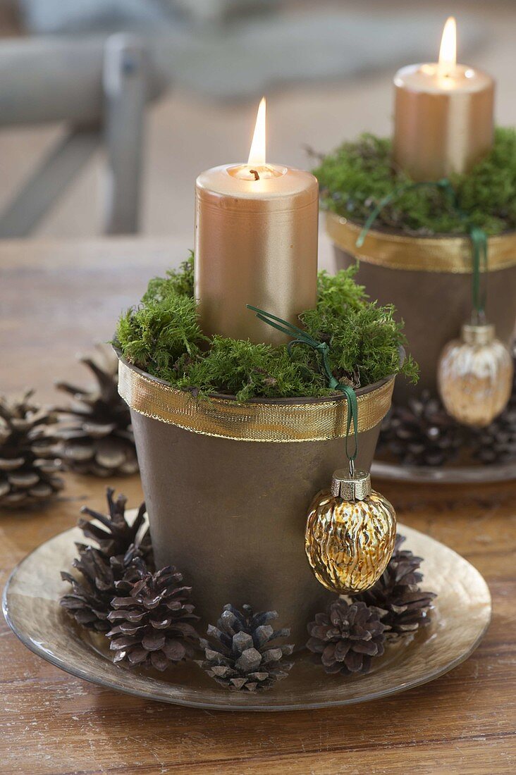 Weihnachtliche Tischdeko : goldene Kerzen in Toepfen