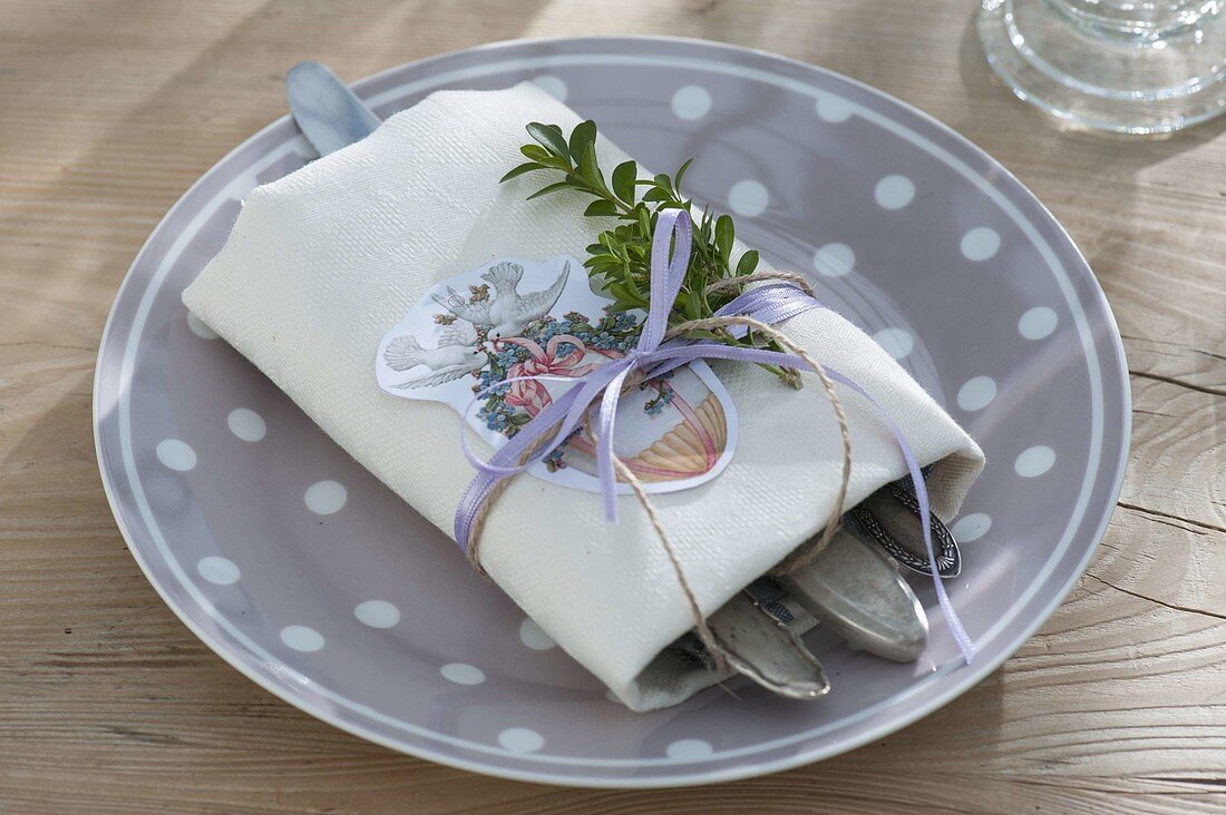 Easter napkin decoration with Easter wafer and Buxus (box)