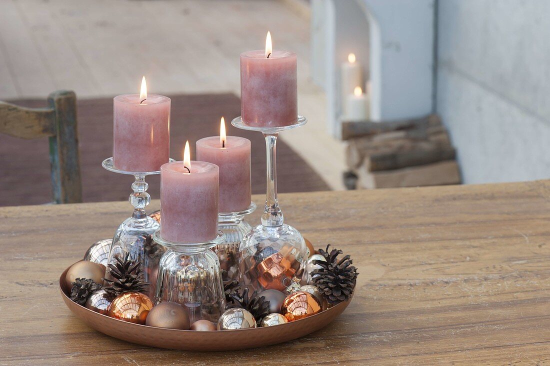 Ungewöhnliche Adventsdeko mit Kerzen auf umgedrehten Gläsern