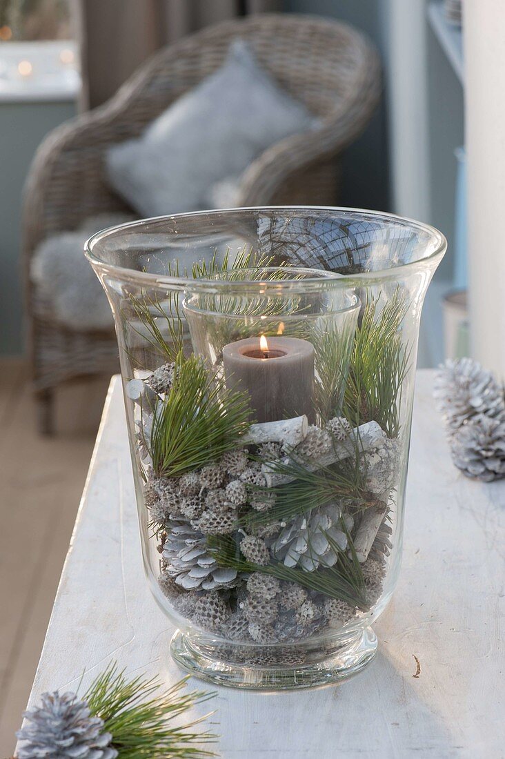 Glas in Glas Adventsdeko mit Kerze, weiss gefaerbten Zapfen