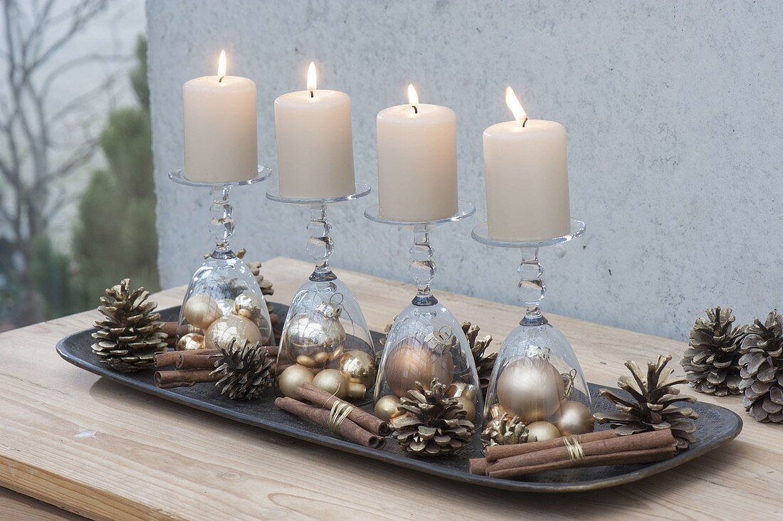 Ungewoehnlicher Adventskranz mit Kerzen auf umgedrehten Gläsern