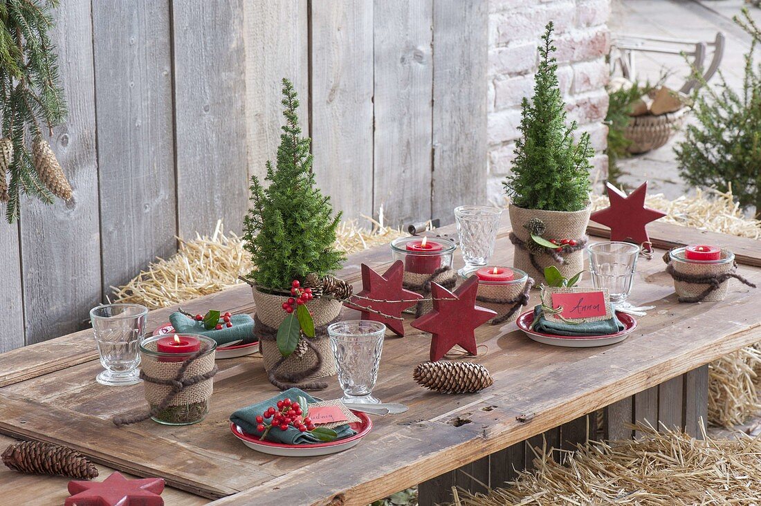 Weihnachtliche Tischdeko mit Strohballen auf der Terrasse