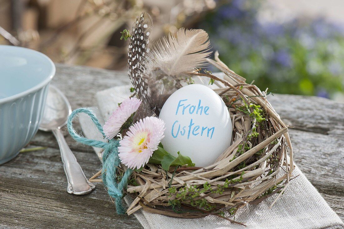 Mini-Osternest : Osterei mit Aufschrift 'Frohe Ostern' in Kränzchen