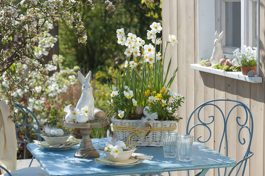 weiße Oster - Tischdeko auf der Terrasse