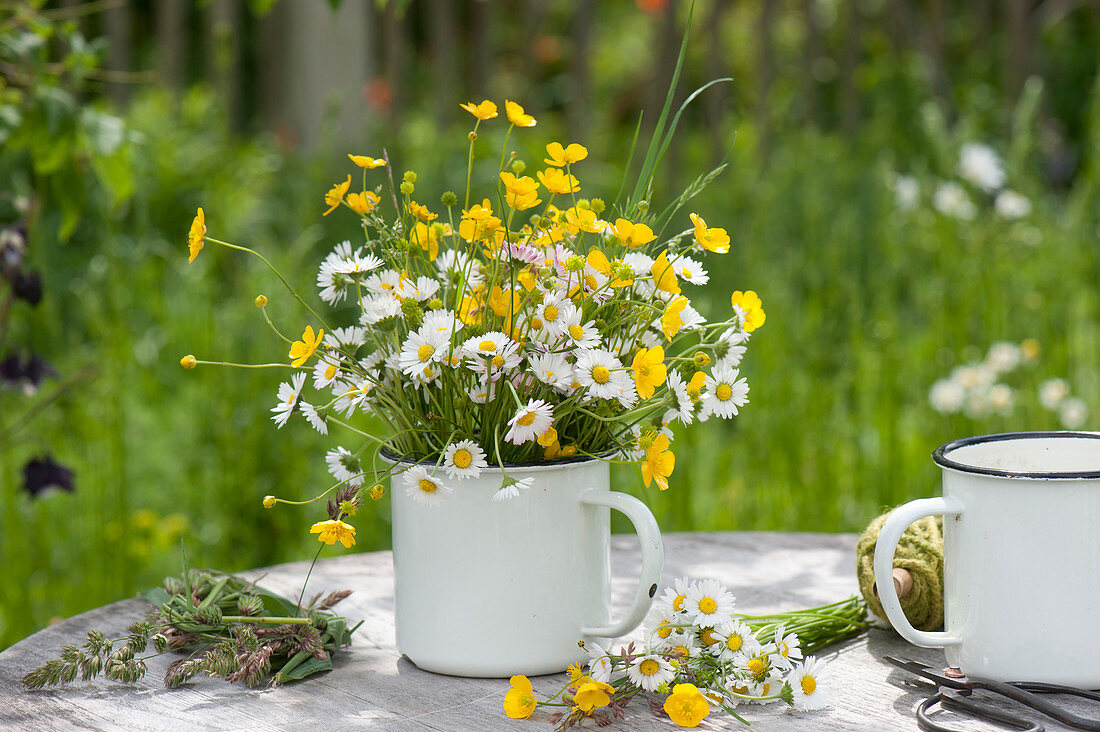 Wiesenstrauss aus Bellis (Gänseblümchen) und Ranunculus acris