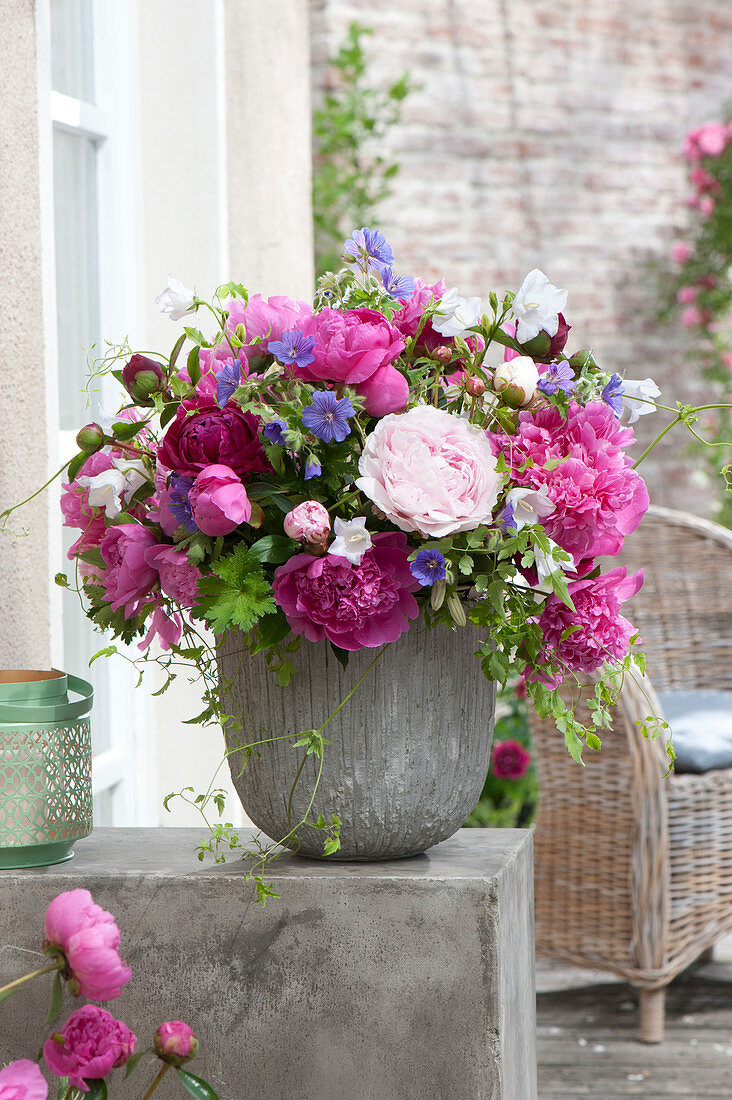 Üppiger Strauss aus Paeonia (Pfingstrosen), Geranium