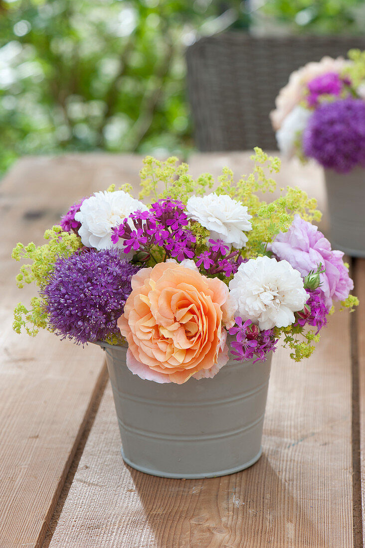 Small bouquet in metal mug: Pink (Roses), Allium 'Purple Sensation'