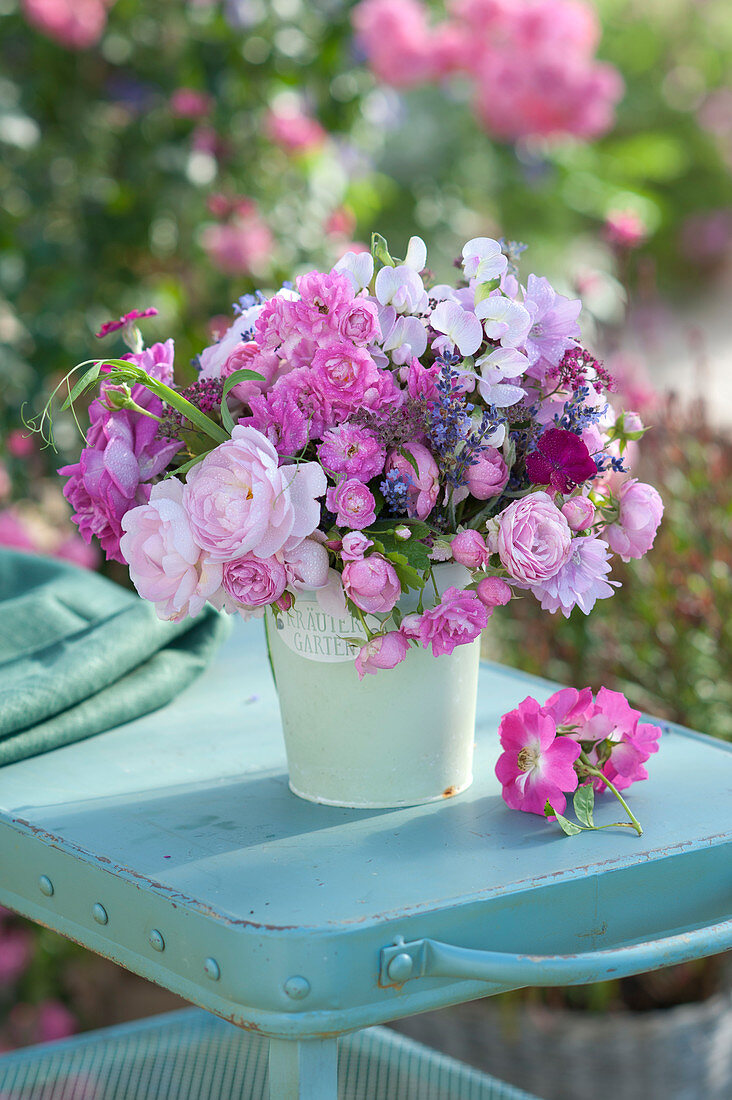 Small bouquet of different Rosa (Rose), Lathyrus