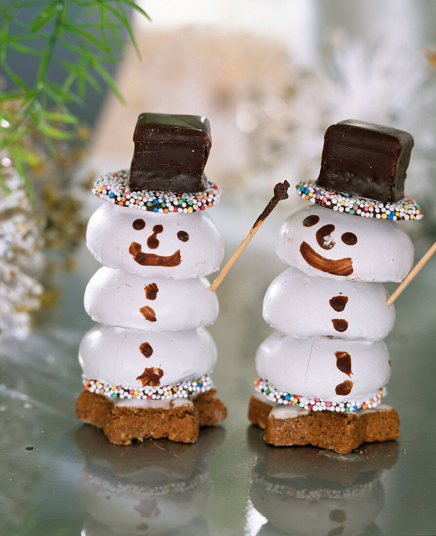 Snowmen made of pepper nuts and cinnamon stars