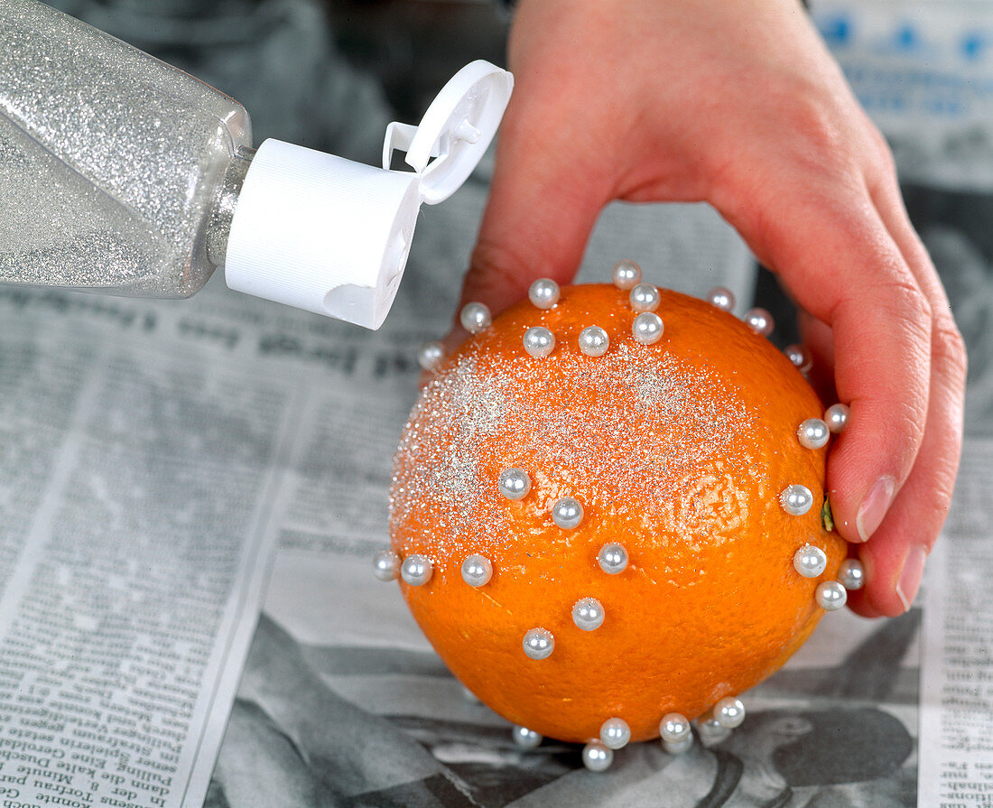Oranges as decoration, glitter on the oranges with liquid glue