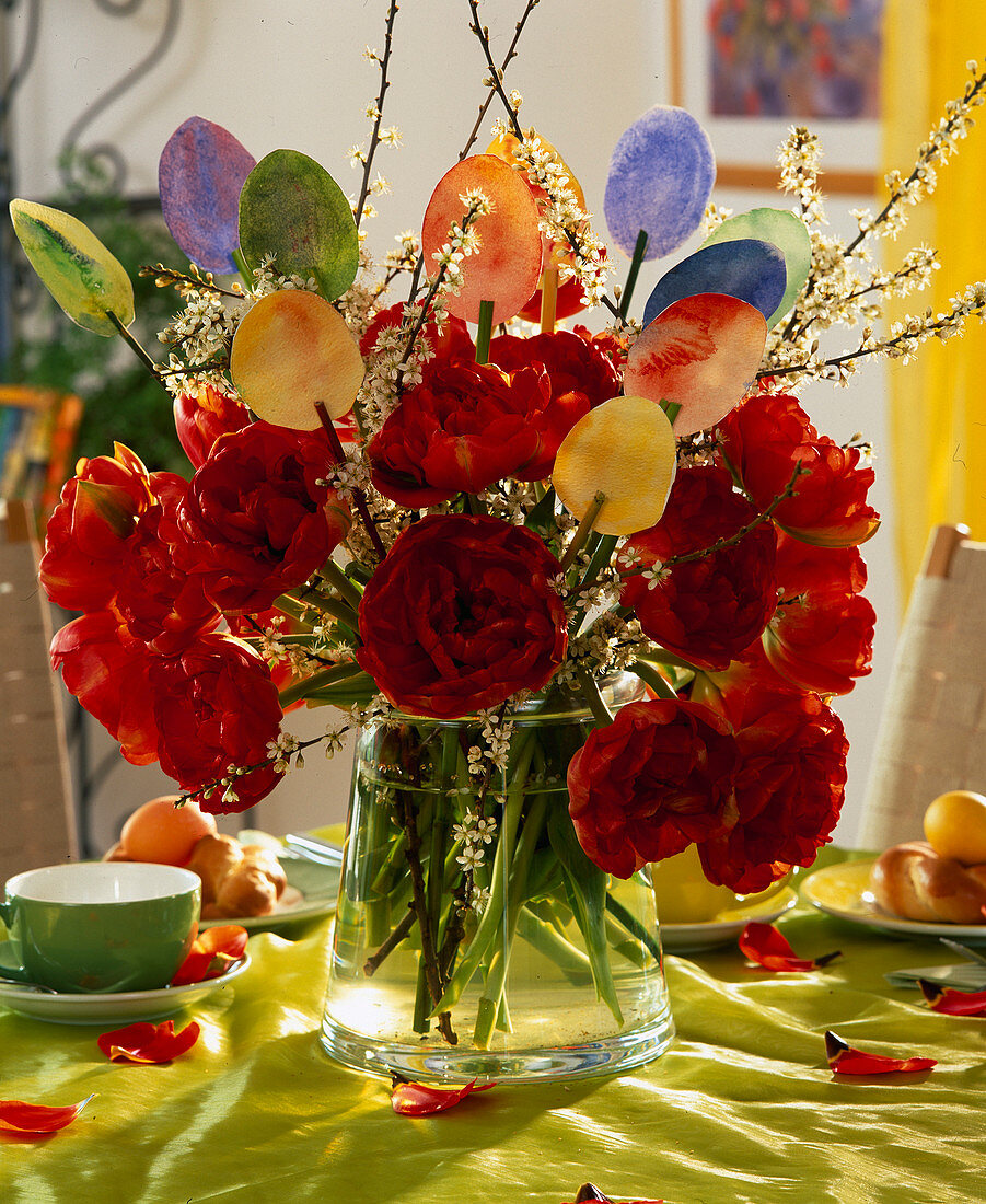 Osterstrauß mit gefüllten Tulpen, Kirschzweigen und selbstbemalten Papiereiern