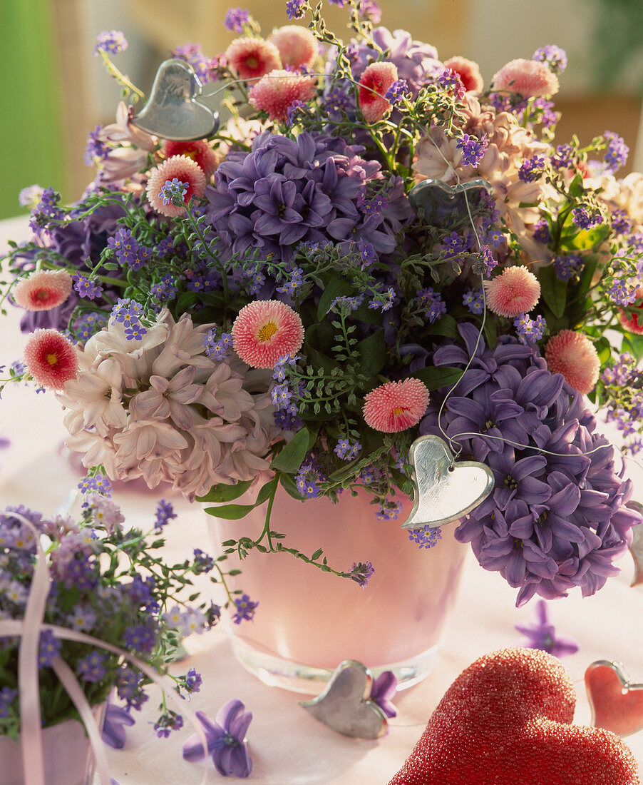 Hyacinthus, Bellis (daisies), Myosotis (forget-me-not)