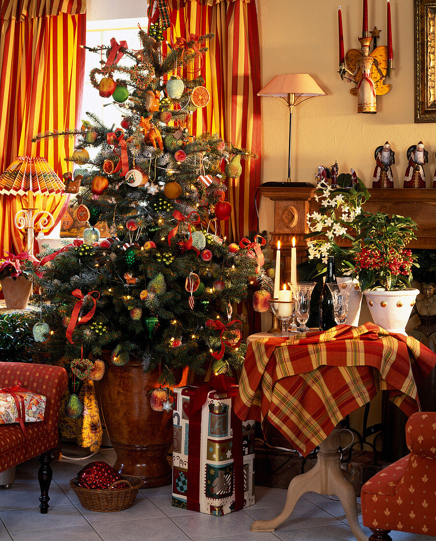 Weihnachtsbaum mit Orangenem Schmuck