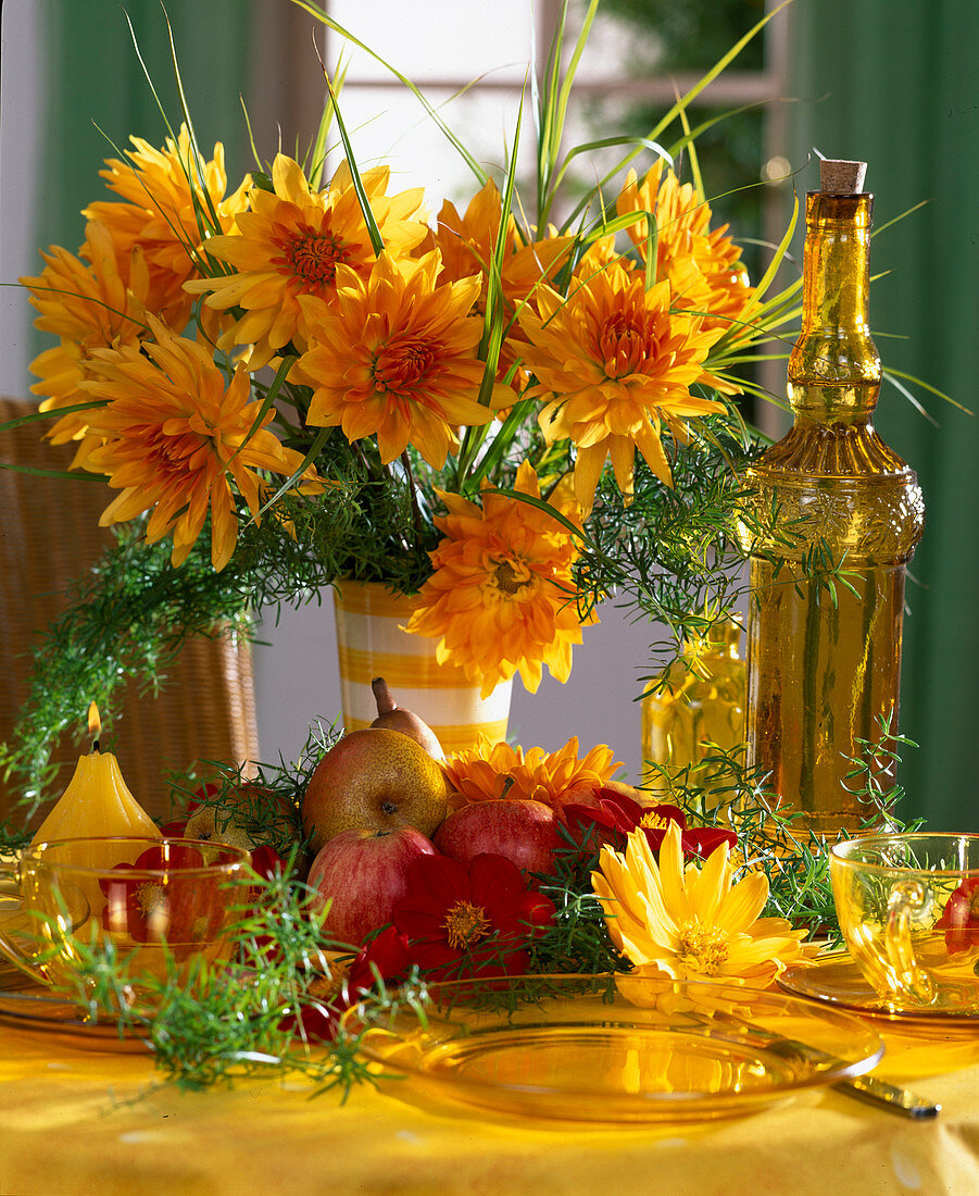 Table decoration, dahlia hybrid, pears and apples