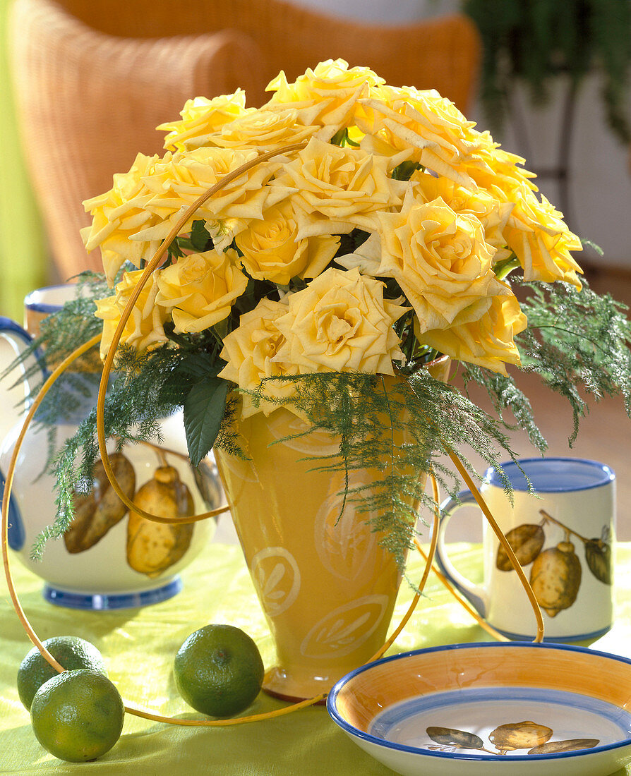 Strauß mit gelben Rosen und Asparagus (Zierspargel)