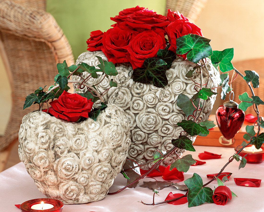 Herzvasen mit roten Rosen, Hedera / Efeu