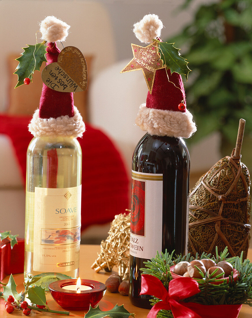 Weihnachtliche Deko für Weinflaschen. Weihnachtsmützen aus Filz.