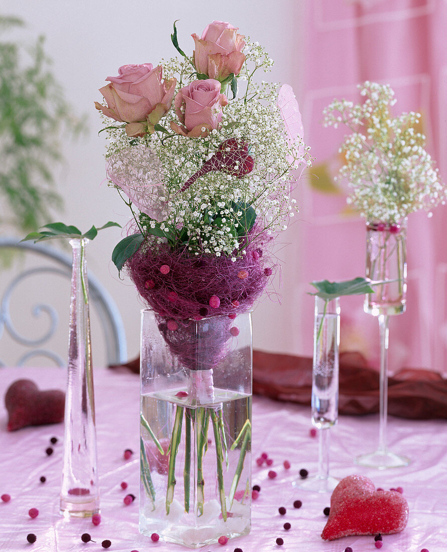 Glasvase mit Strauß aus rosa Rosenblüten 'Aqua',