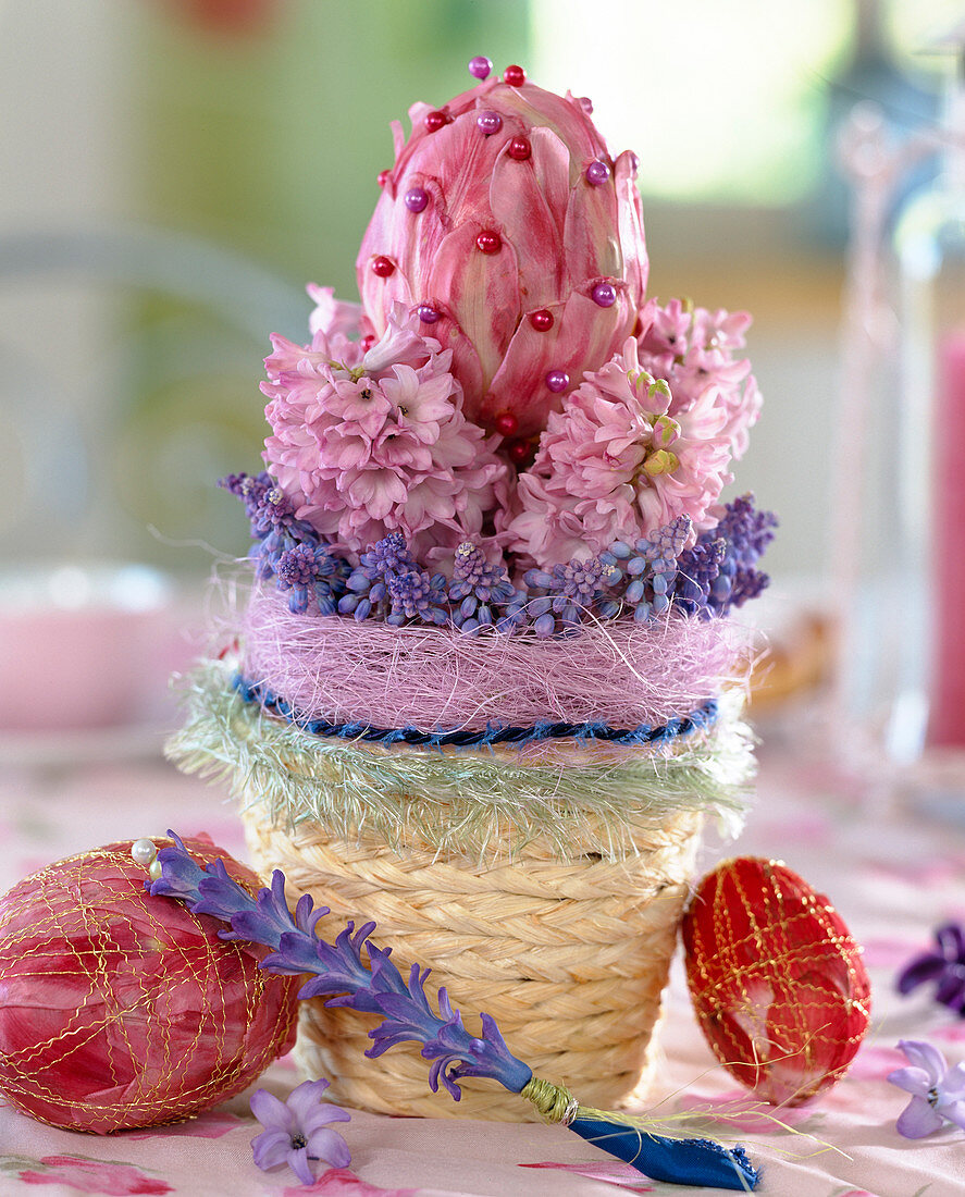 Styroporei mit Tulpenblättern und Stecknadeln, Hyacinthus,