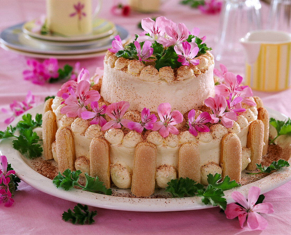 Torte mit Pelargonium / Duftgeranienblüten
