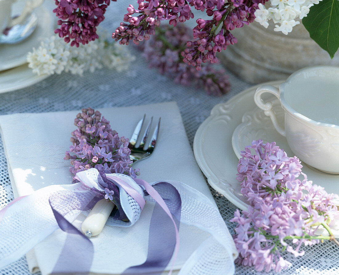 Napkin decoration with syringa (lilac blossoms)
