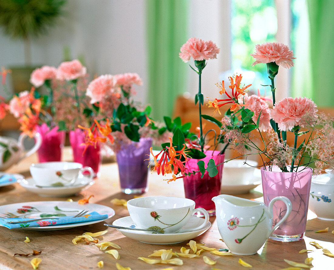 Bunte Gläser gesteckt mit Dianthus : 3/3