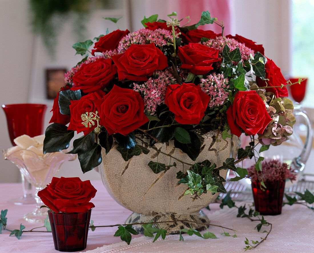 Round bouquet of Rose, sedum and hedera