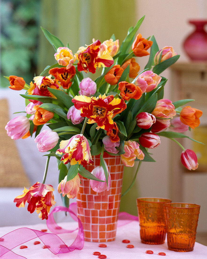 Tulipa / gemischter Tulpenstrauß in orange-weißer Vase