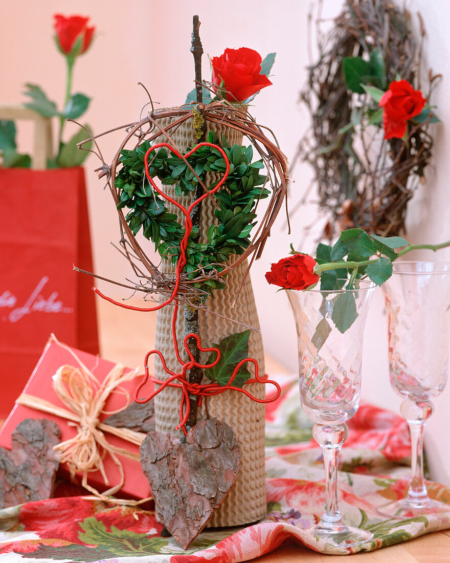 Rosa / Rote Rosen, Buxus / Herz aus Buchs und Herzen