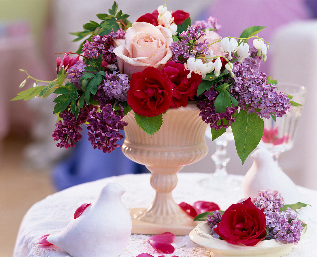 Syringa (Fliederblüten), Rosa (Rosen)