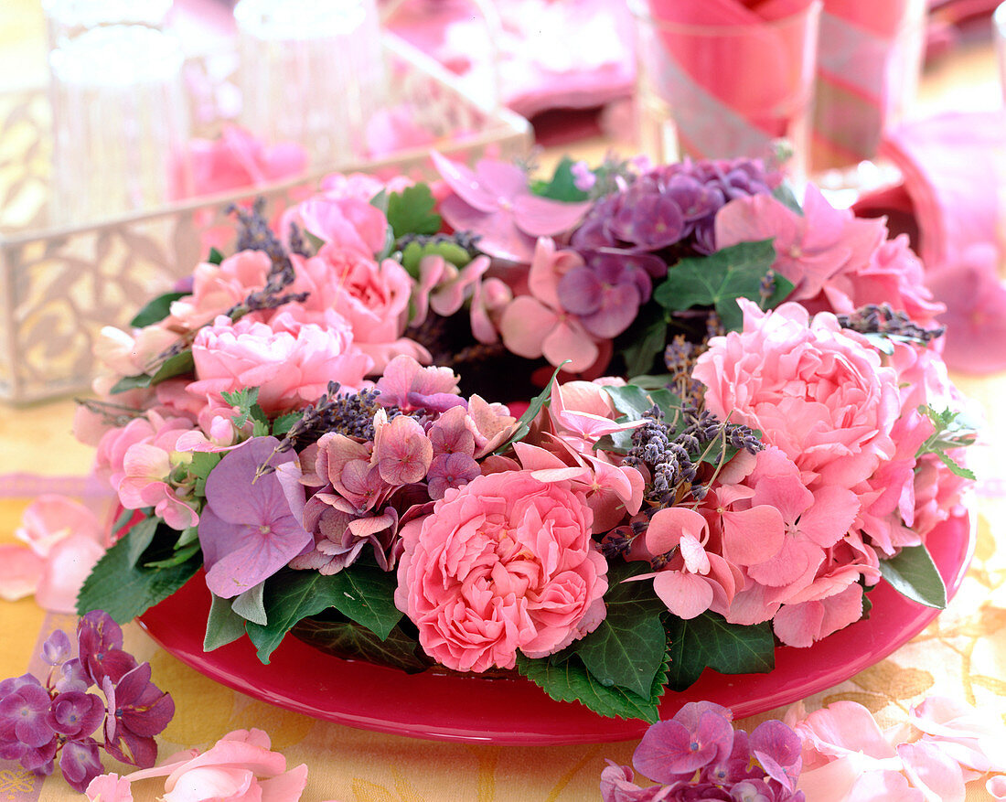 Pink wreath 'Mary Rose' (English Rose, Hydrangea)
