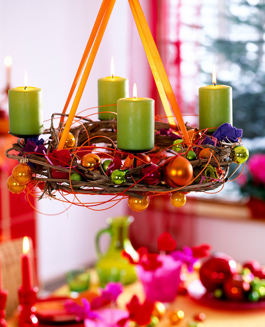 Hanging Advent wreath with Clematis-Waldrebenranken, tree balls, felt bag