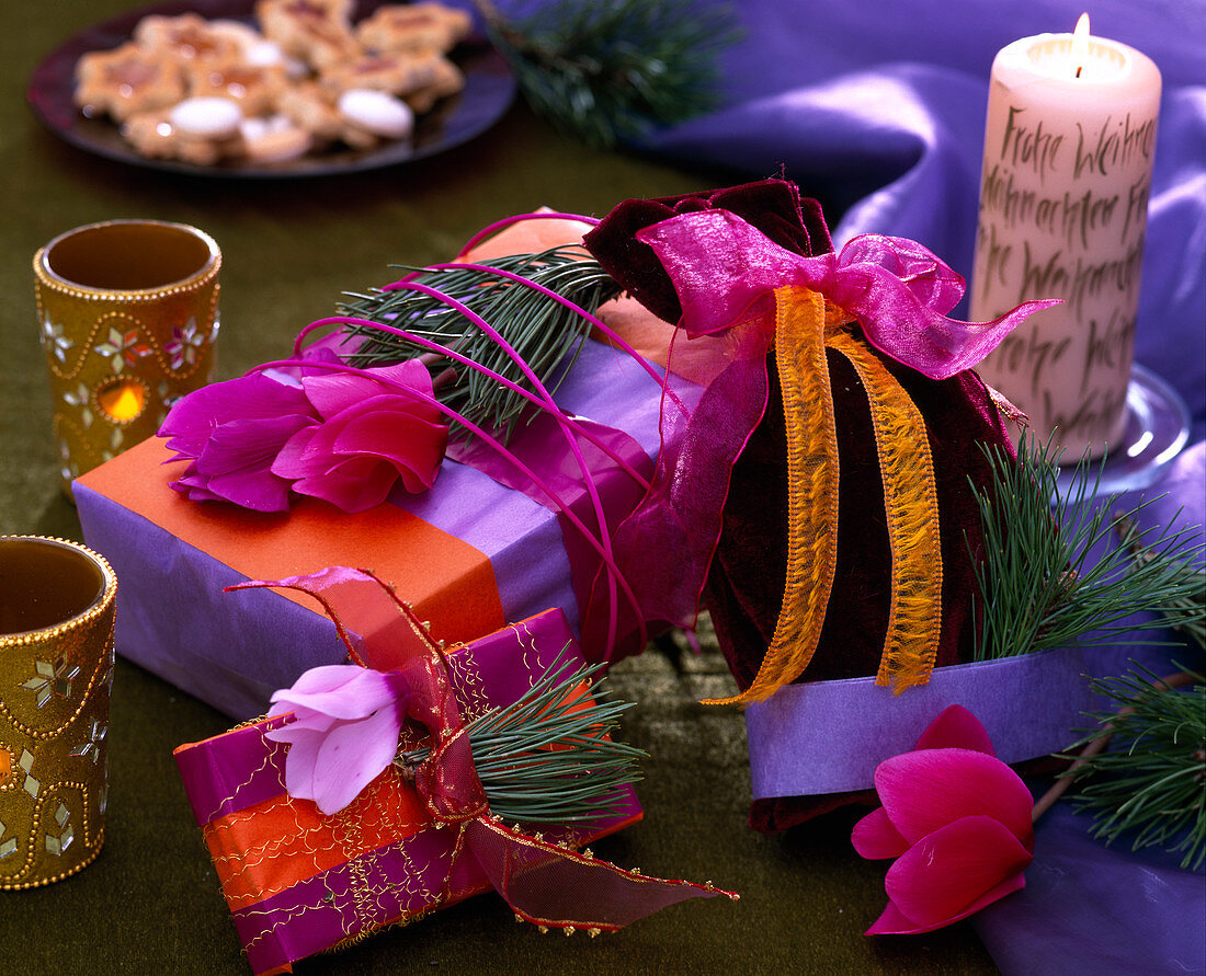 Geschenke dekoriert mit Cyclamen (Alpenveilchen) und Pinus (Kiefer), beschriftet