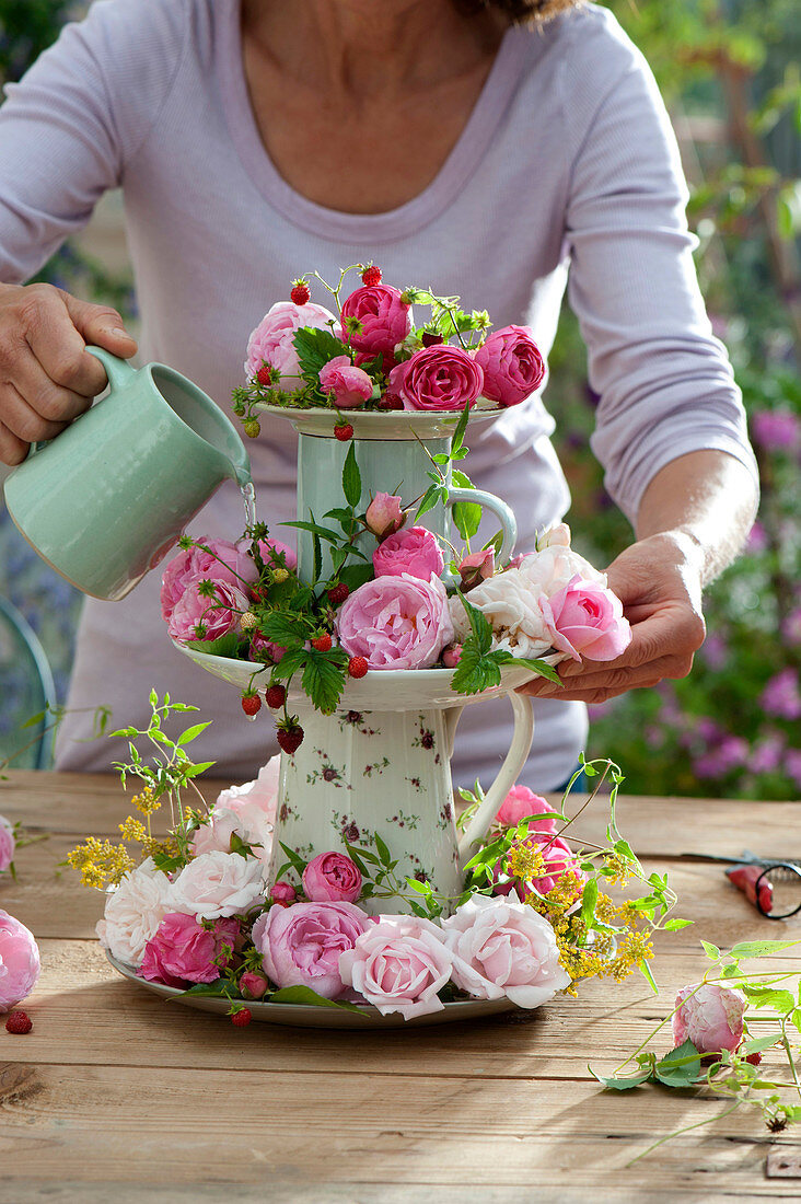 Selbstgemachte Etagere mit Rosenblueten