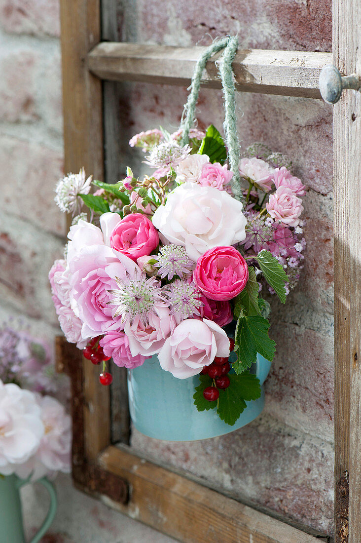 Nostalgic bouquet with pink (rose), astrantia (star-throated)