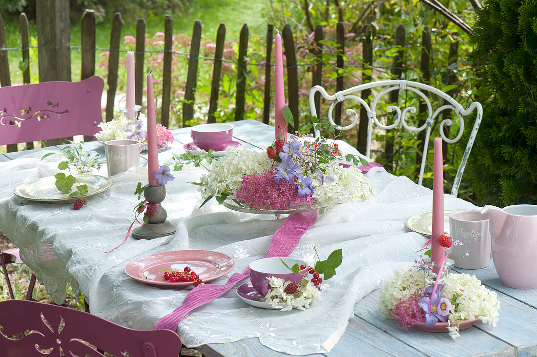 Tischdeko mit Blüten von Hydrangea (Hortensie), Clematis