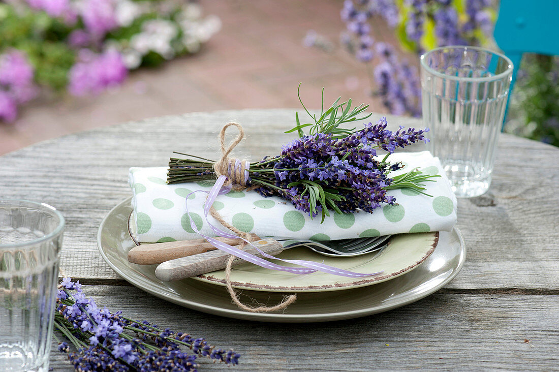 Kleiner Strauss aus Lavandula (Lavendel) als Serviettendeko