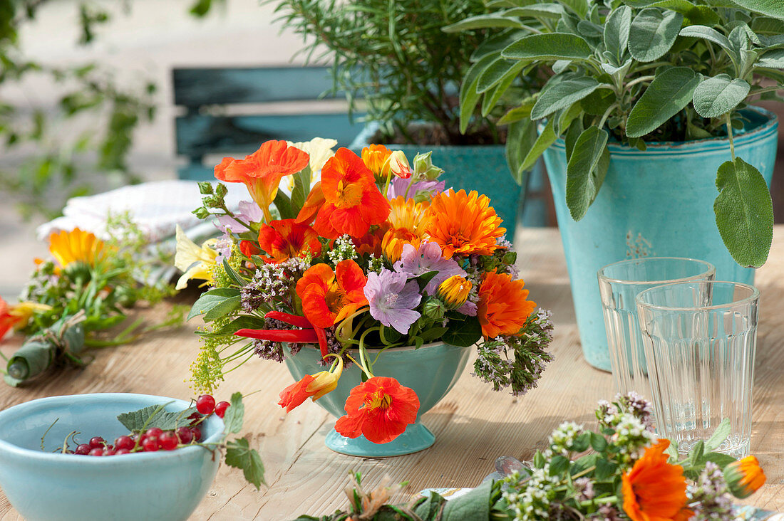 Tischdeko mit Kräutern und essbaren Blüten