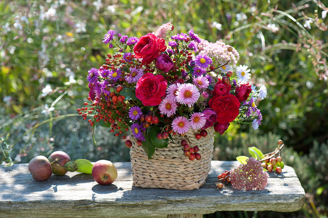 Herbstlicher Strauss aus Rosa (Rosen, Hagebutten), Aster (Herbstastern)