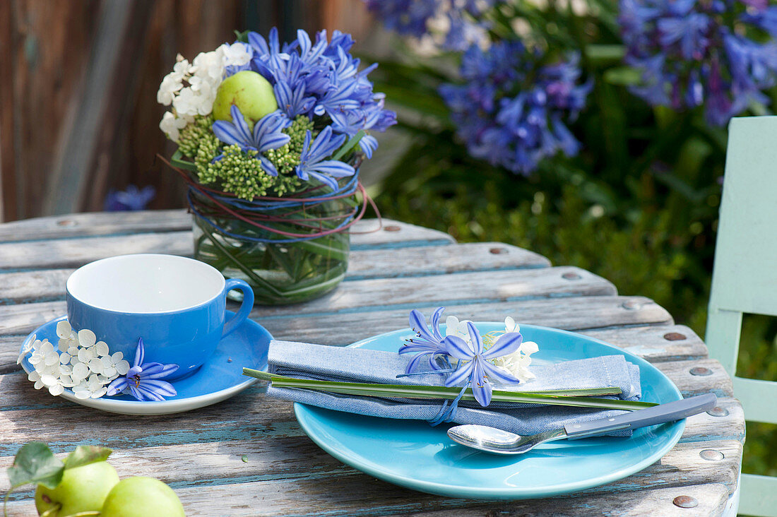 Kleine Tischdeko aus Agapanthus (Schmucklilien), Hydrangea