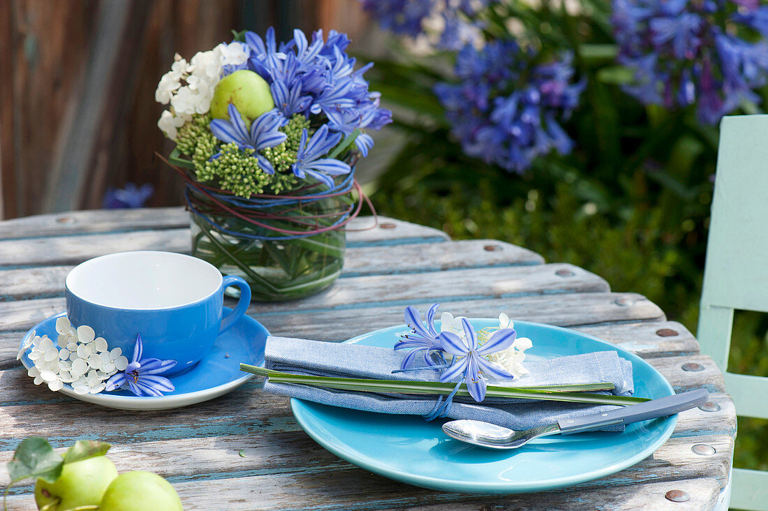 Small table decoration made of agapanthus (lily), hydrangea