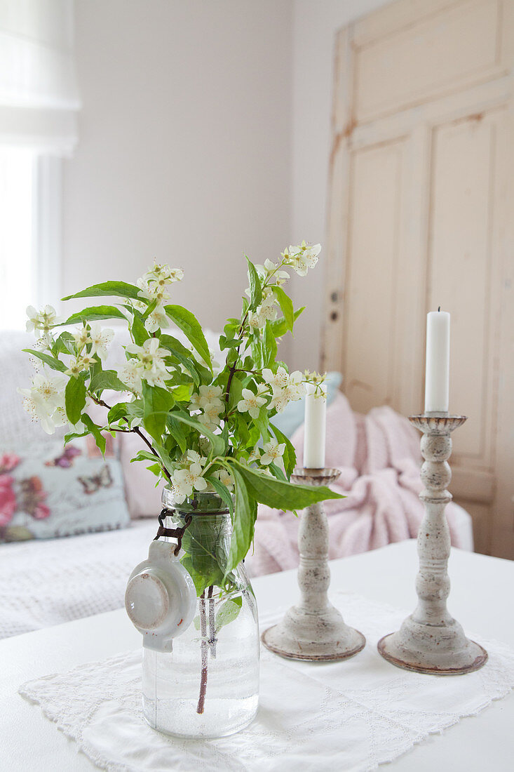 Blumenstrauß in einer Bügelflasche