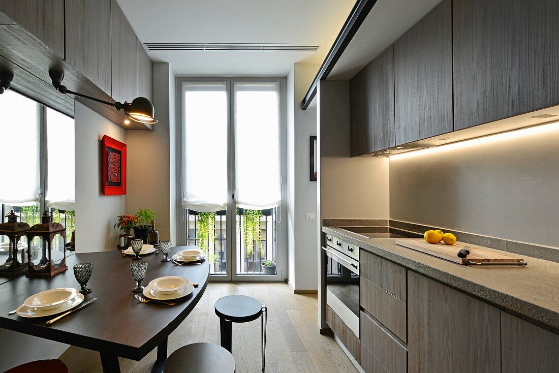 Elegante Küche mit Beleuchtung in Appartement