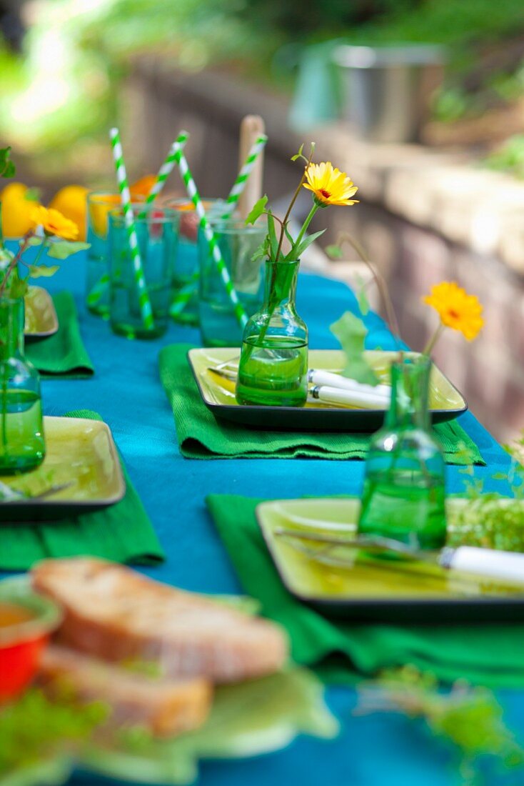 Festlich gedeckter Tisch in Blau und Grün im Freien