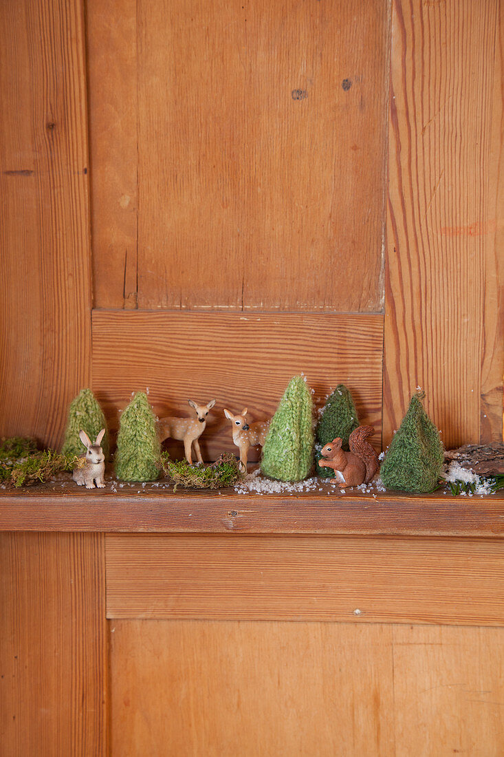 Miniatur-Wäldchen aus Tierfiguren und gehäkelten Bäumchen