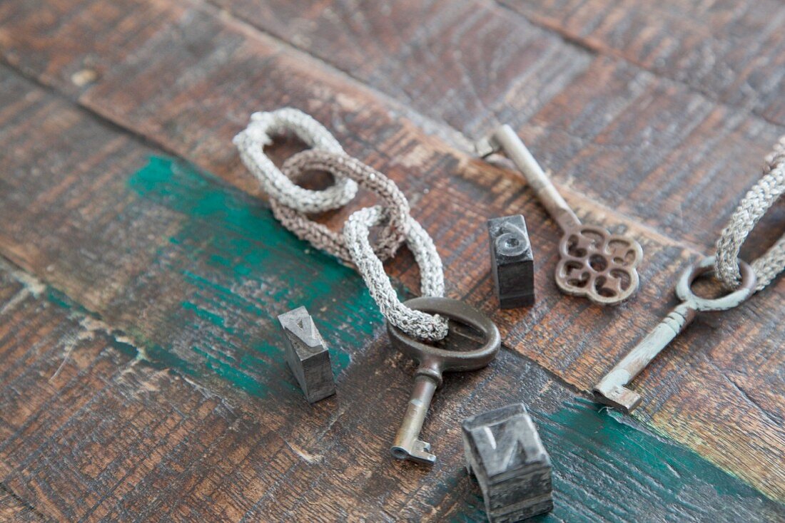 Vintage Schlüssel mit gestrickten Schlüsselanhängern