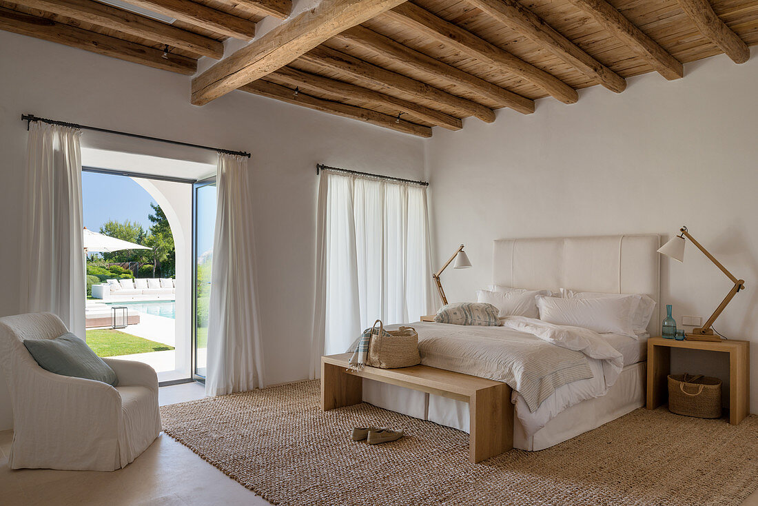 Mediterranes Schlafzimmer in Naturtönenen mit Balkendecke