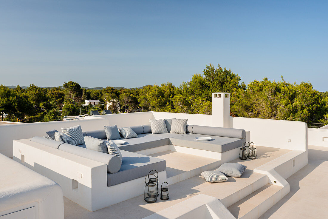 Gemauertes Loungesofa auf der mediterranen Dachterrasse